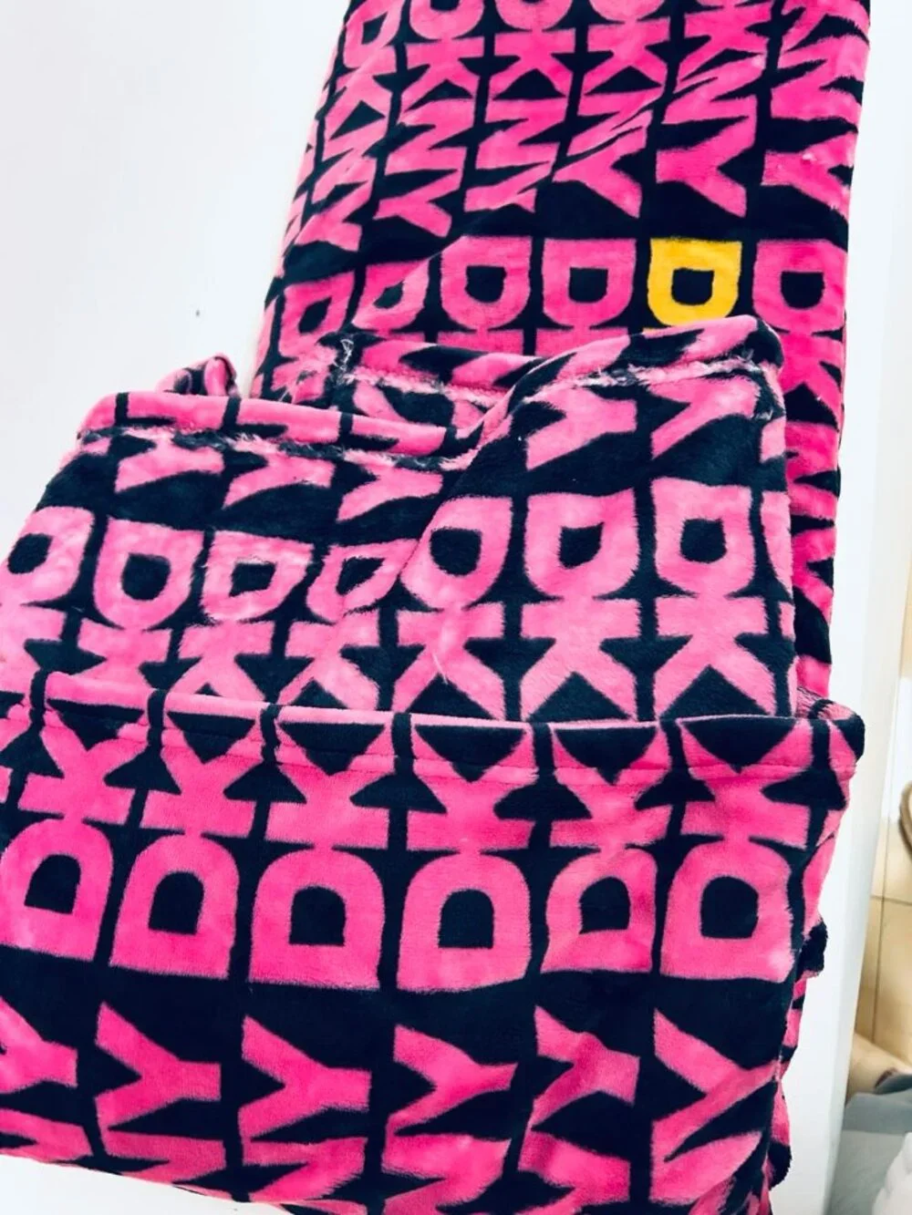 DKNY Letter Print Fluffy Blanket Thick Throw Blanket for Sofa Naps Dorm Office